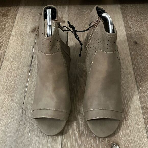 A.N.A. Tasha Zip Peep Toe Heeled Ankle Boots Size 11 - Picture 2 of 9